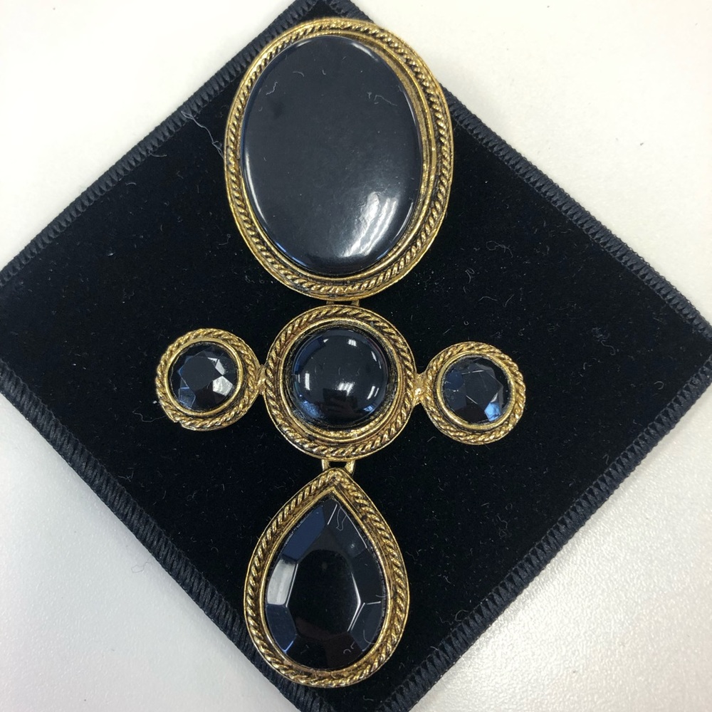 Vintage brooch, beautiful design!